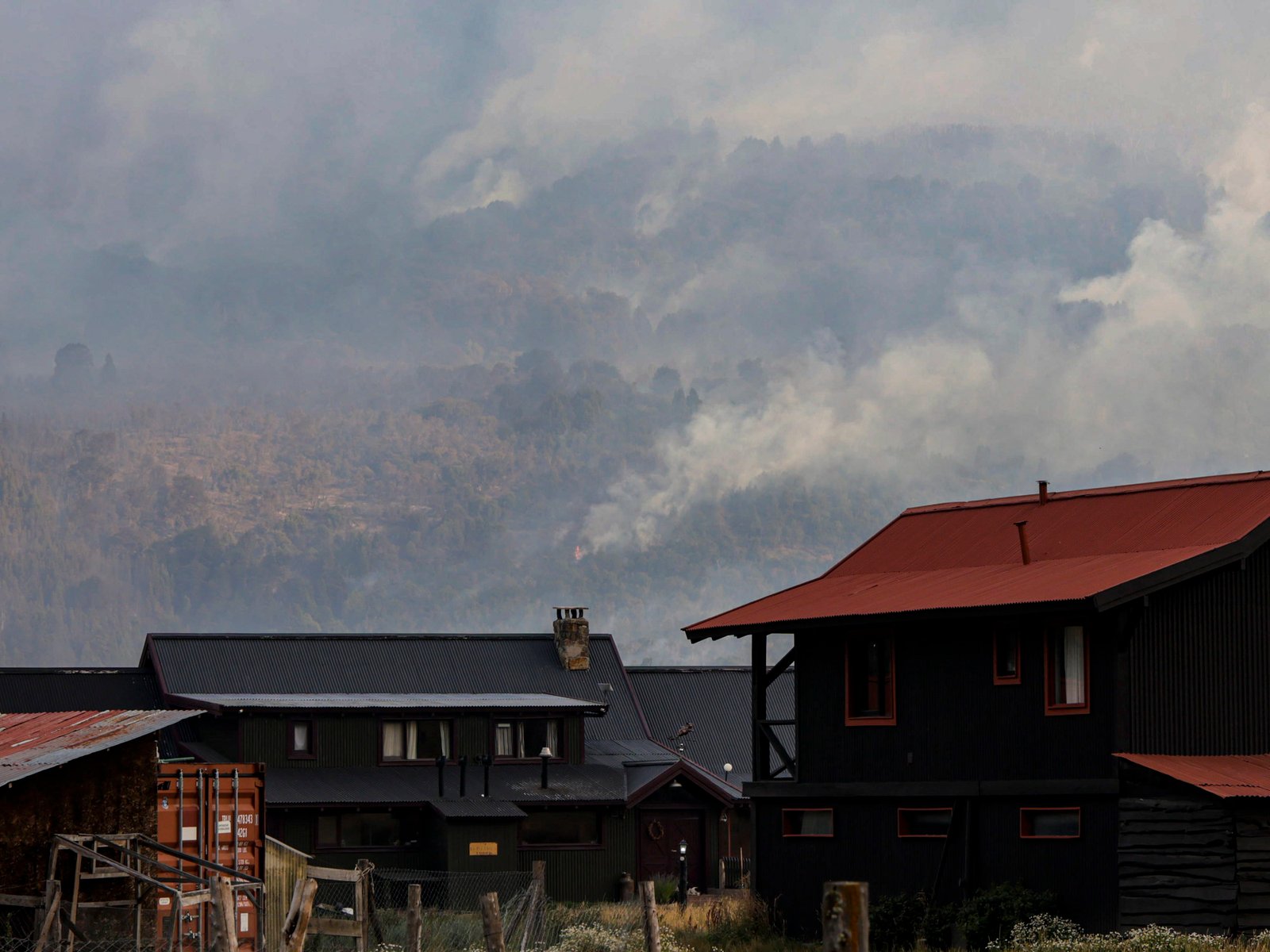 se reactivaron focos en el Parque Nacional Los Alerces y el clima complica a los bomberos