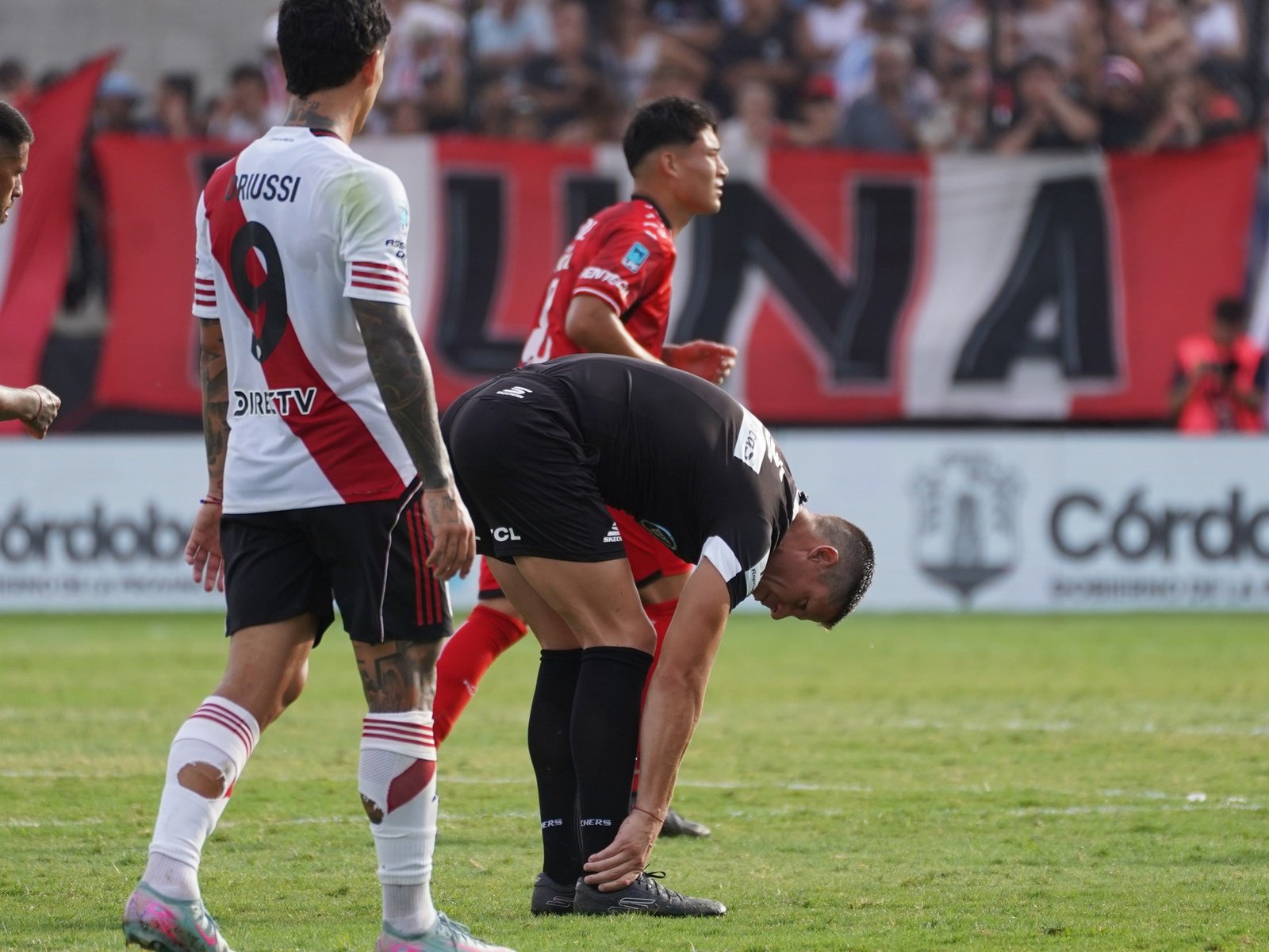 se torció el tobillo tras chocarse con Facundo Bruera el partido siguió con él en el piso