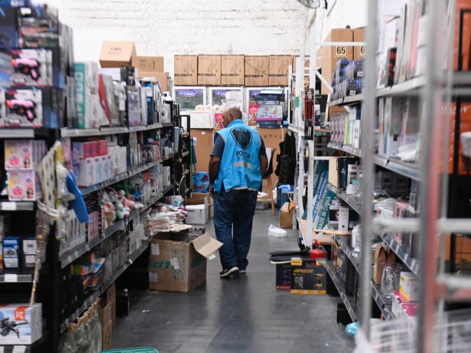 secuestraron zapatillas, ventiladores, perfumes y hasta cochecitos de bebé que se vendían por Internet