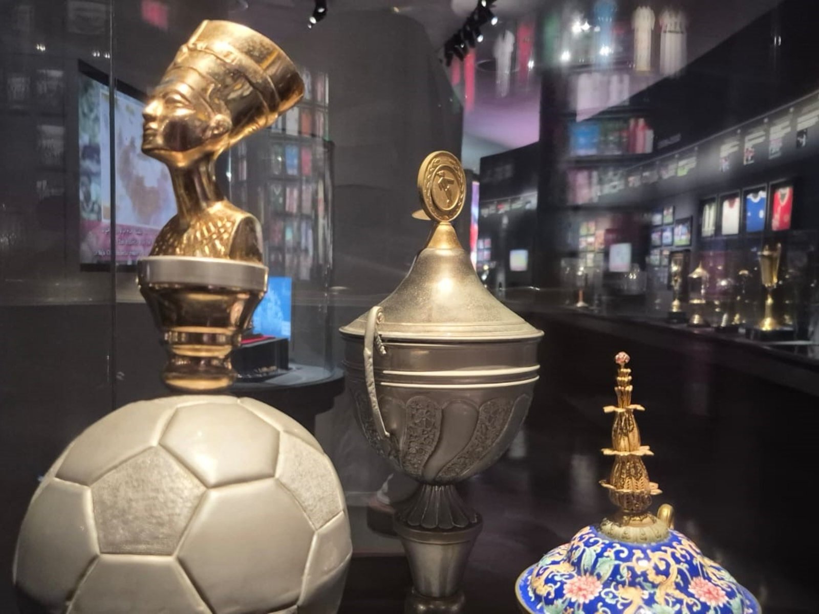 trofeos que parecen del Louvre y varias referencias a la Argentina, Messi y Maradona