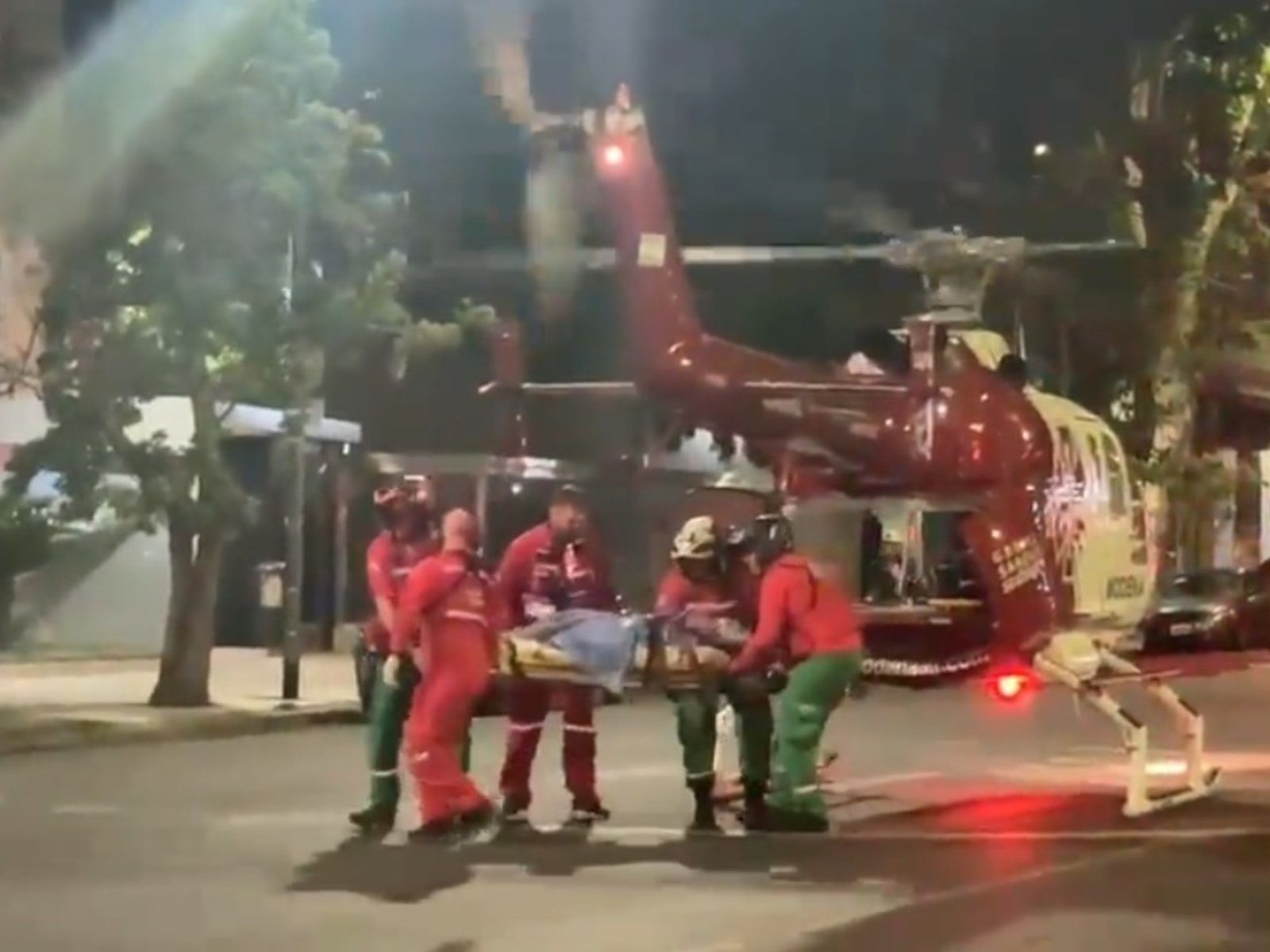 un agente sufrió graves heridas y los ladrones están prófugos