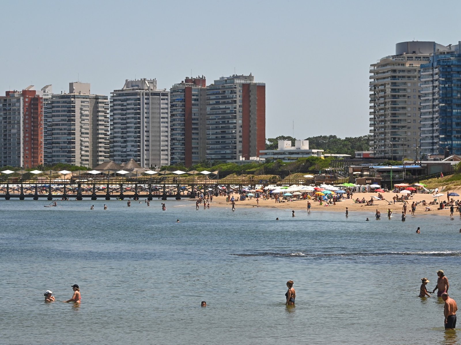 un argentino fue internado tras sufrir el violento golpe de una ola