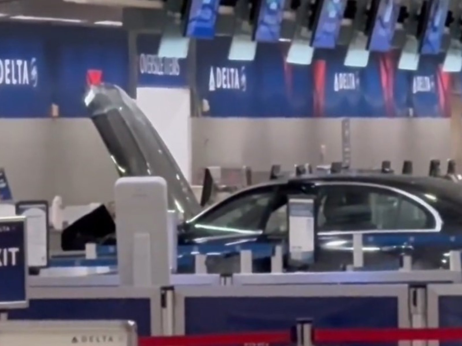 un auto ingresó al hall, se incrustó en un mostrador y detuvieron al conductor