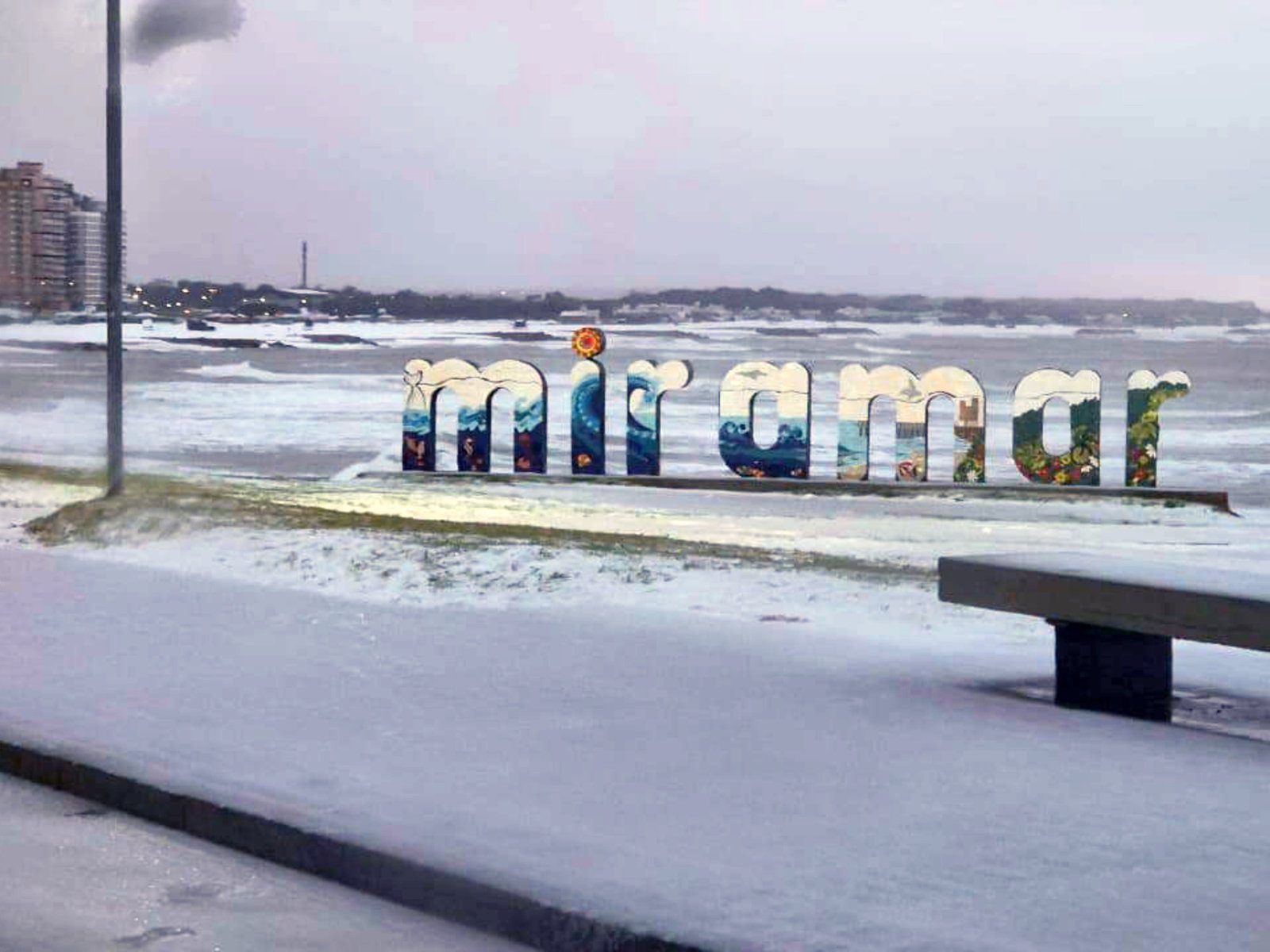 una adolescente de 15 años fue maniatada y violada en la playa por un hombre armado con un cuchillo