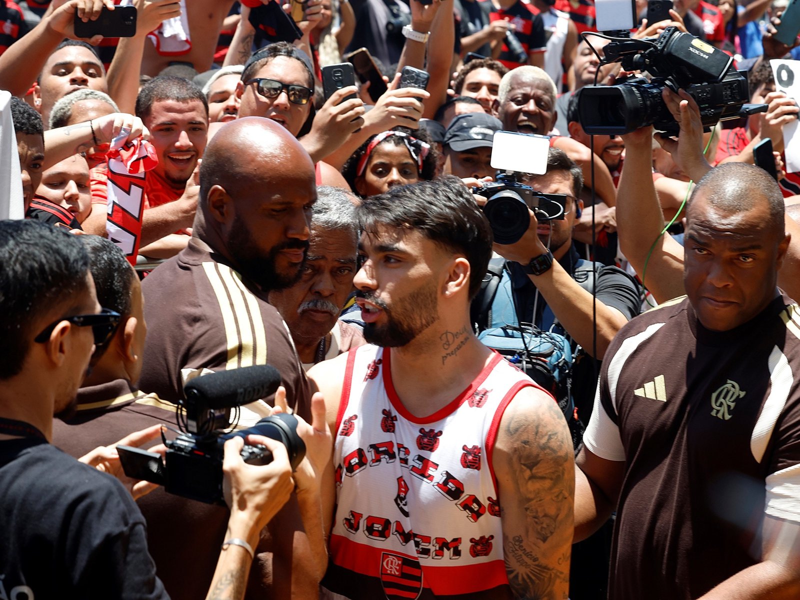 una multitud recibió a Lucas Paquetá en su regreso a Flamengo, que lo fichó por 50 millones de dólares