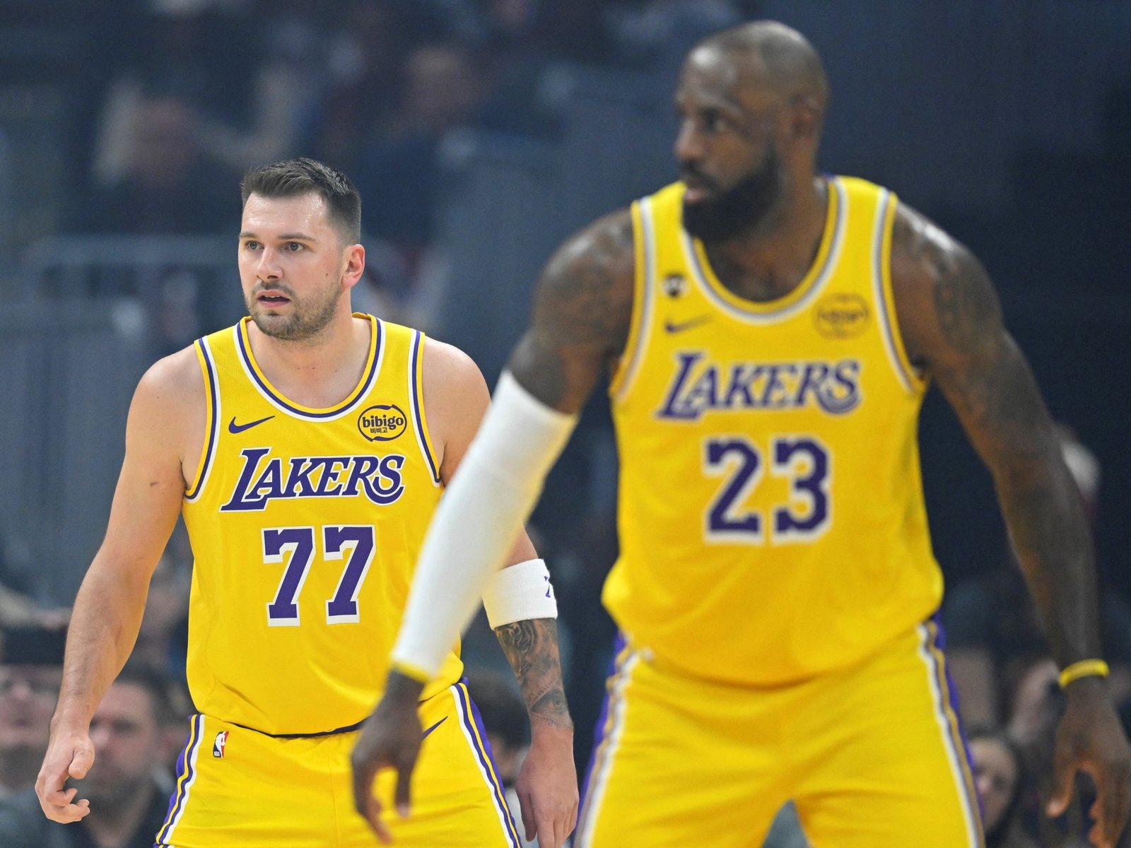 ¿cuánto cuesta una entrada para ver a LeBron James y Doncic?