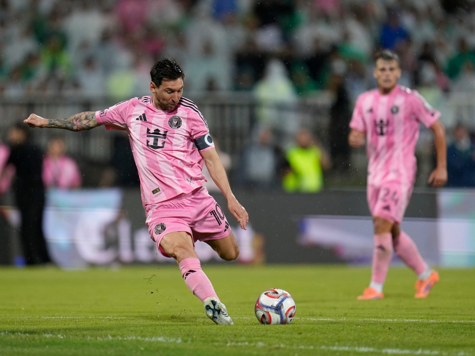 550 guardias privados, aterrizaje en una base aérea y una suite presidencial exclusiva para el 10