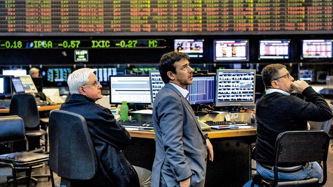 ADRs argentinos cayeron hasta 5% en Wall Street y el riesgo país se mantuvo arriba de los 500 puntos