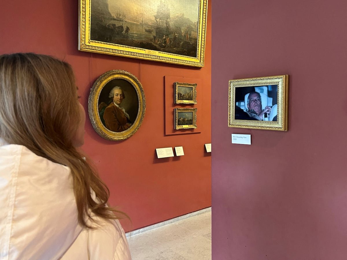 Activistas colocan una foto del expríncipe Andrés ene del museo del Louvre: Unos activistas colocan una foto del expríncipe Andrés en el museo del Louvre | Cultura