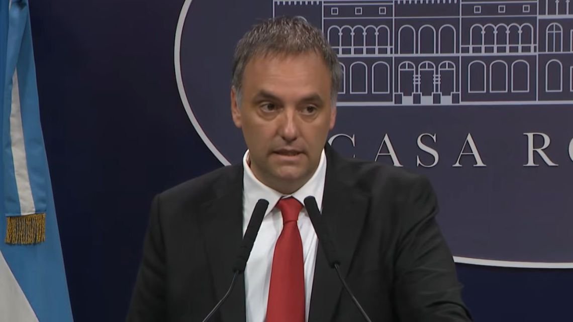 Adorni aseguró que podrían cerrar la TV Pública, pero sólo le van a cambiar el nombre