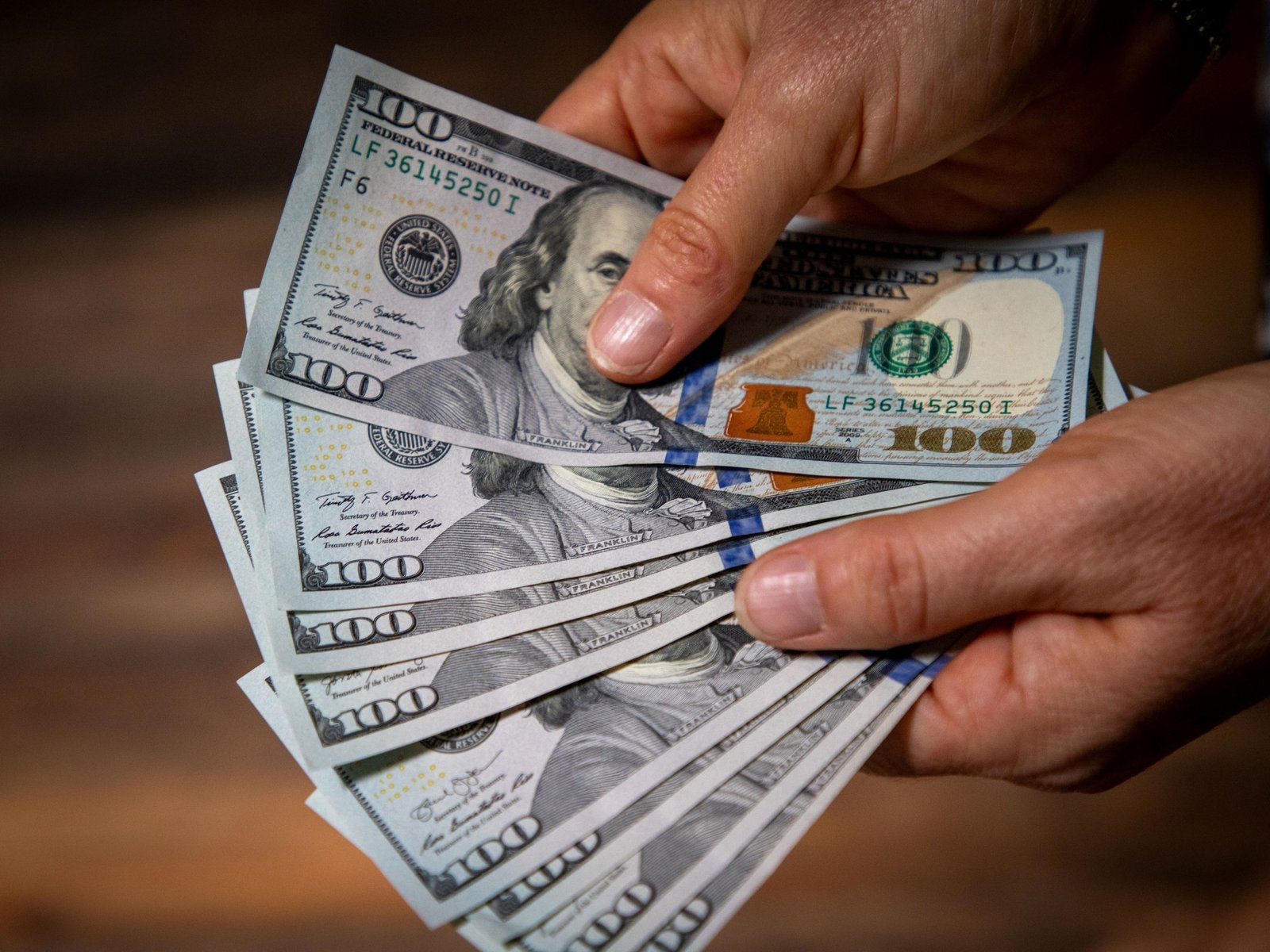 "Ahí, en casa, ¿cuántos dólares tenés?"