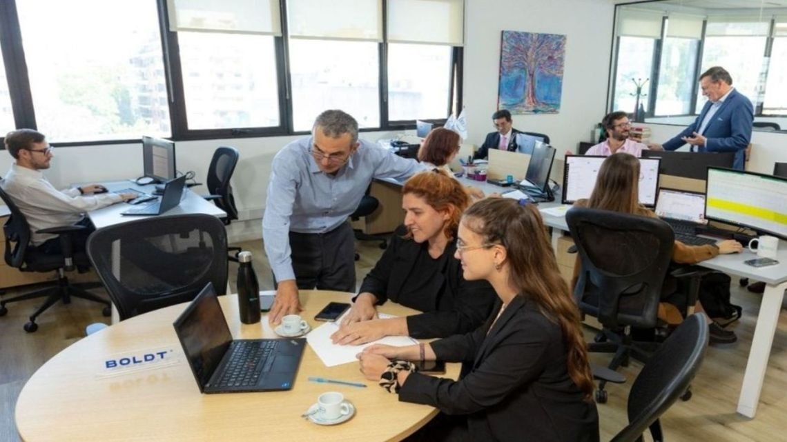 Argentina lidera la región en costo laboral formal y duplica la carga social de Paraguay