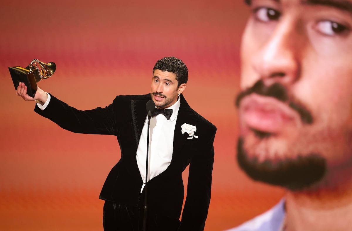 Bad Bunny con corsé: así es el provocativo esmoquin con el que sorprendió el gran triunfador de los Grammy | ICON