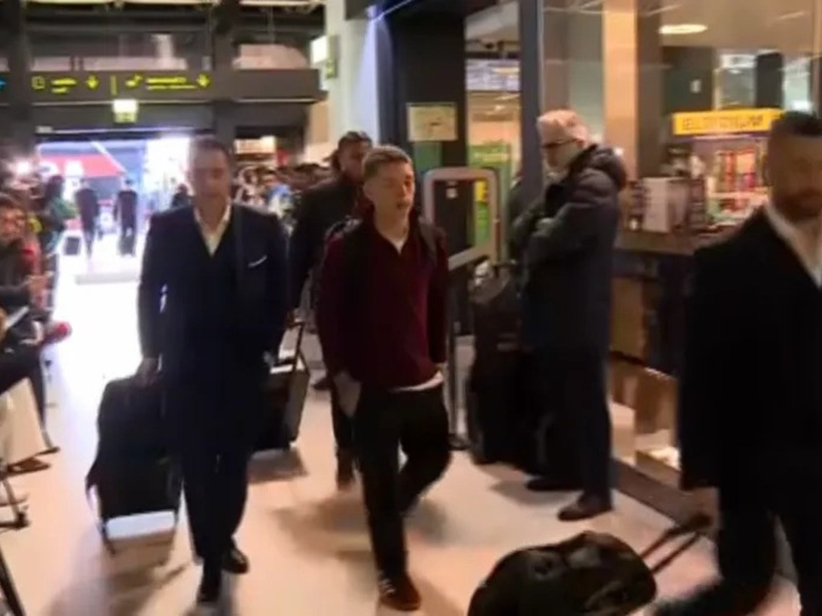 Benfica da batalla: a pesar de la suspensión provisional de la UEFA, subió a Prestianni al avión rumbo a Madrid :: Olé