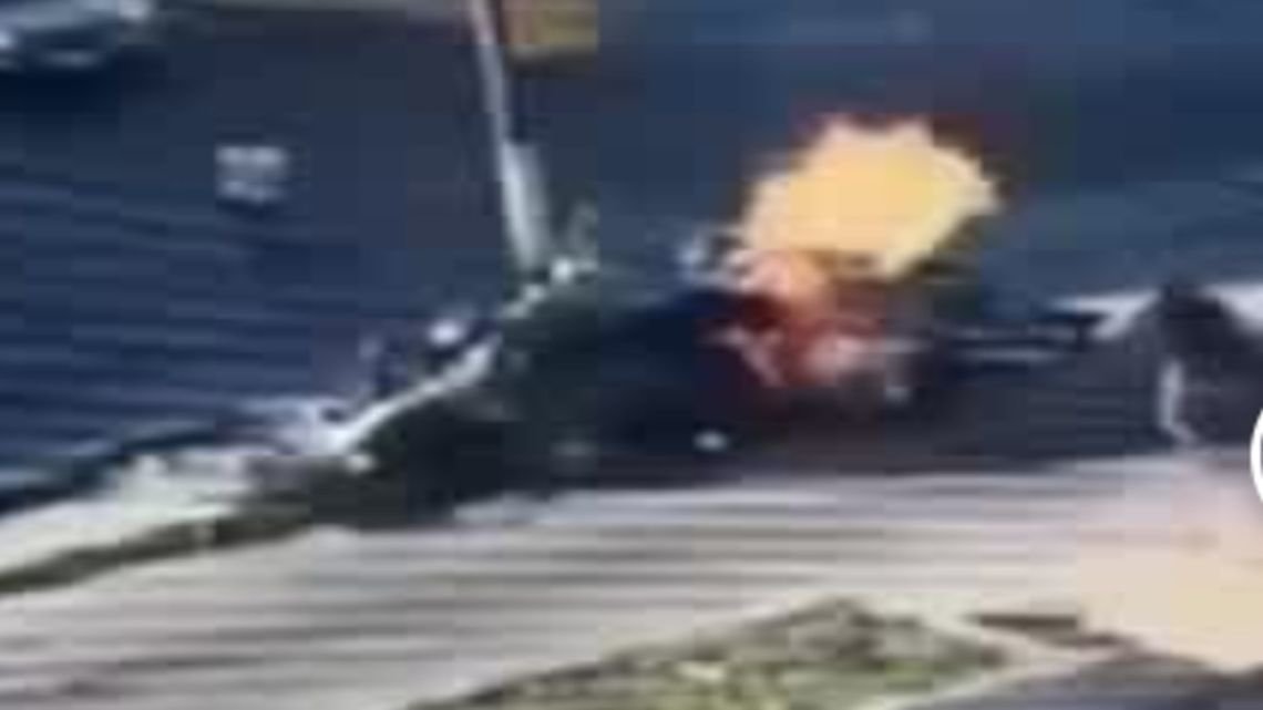 Choque e incendio: un colectivo aplastó un Renault 9 en el Metrobus y dejó tres heridos graves