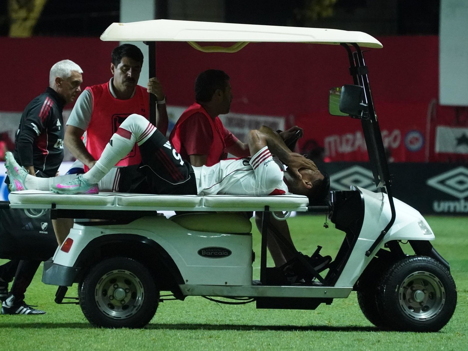 Cuáles son las nuevas reglas que intentan impulsar en el fútbol rumbo al Mundial 2026 para que haya menos tiempo perdido y más ritmo de juego