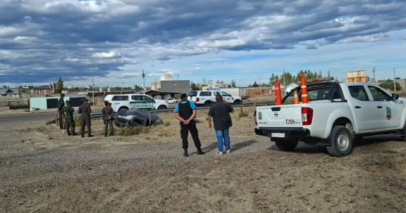 Despiste en Km 14: gendarme con su familia terminaron en un canal evacuador