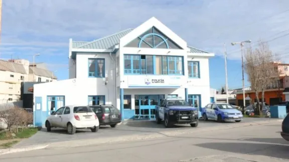 Detuvieron a una pareja por robar en la casa de un empleado petrolero y chocar con el auto robado