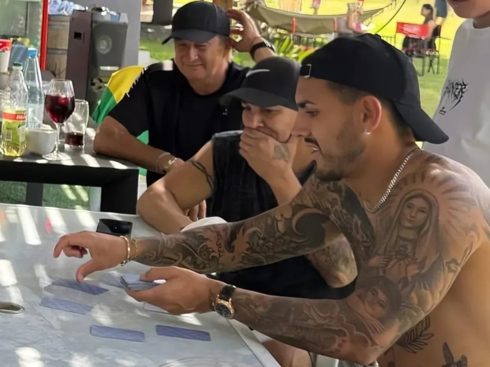 Día de descanso para Paredes en medio de su recuperación: asado, truco y familia :: Olé