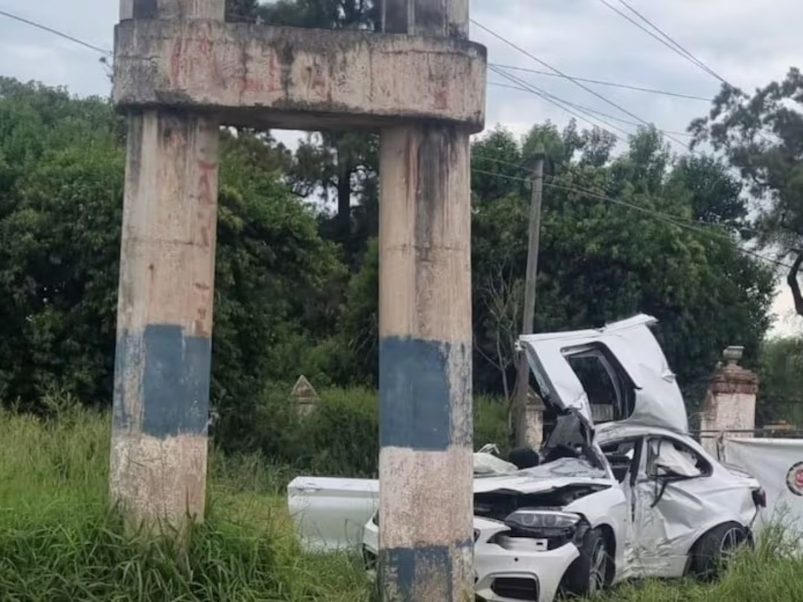 Dos muertos y tres heridos por el choque de un BMW contra un poste en Córdoba