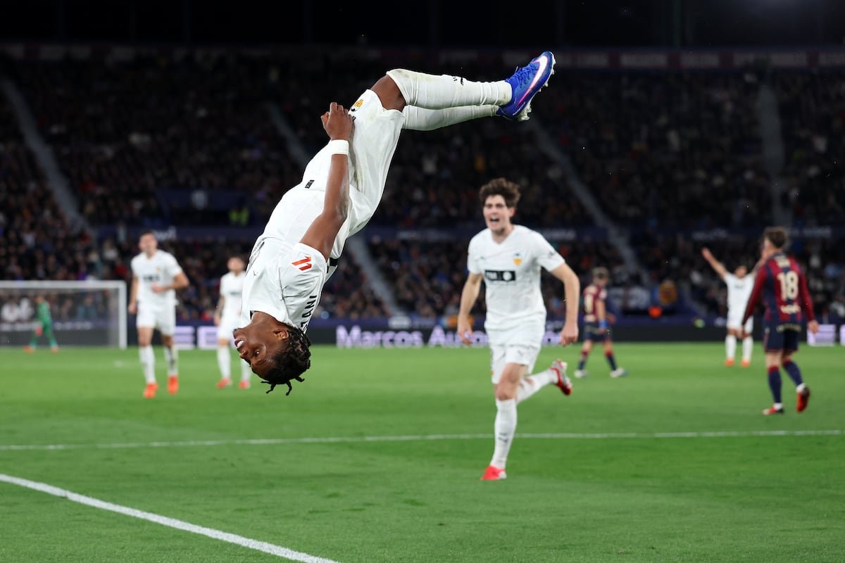 El Valencia se da un respiro con un triunfo en el derbi | Fútbol | Deportes