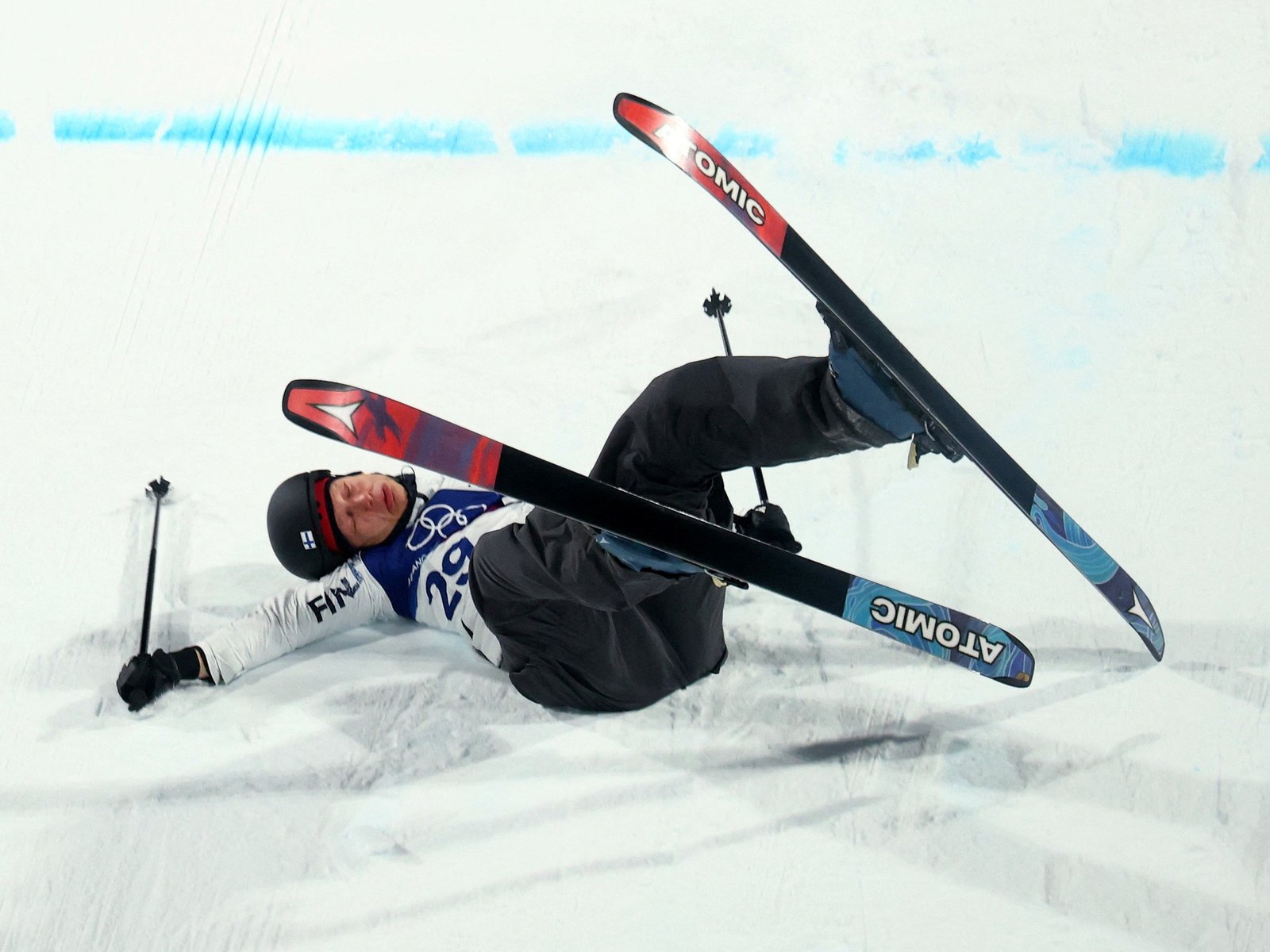 El brutal golpe de un esquiador tras saltar una rampa de 40 metros que enmudeció a todo el estadio en los Juegos Olímpicos de Invierno