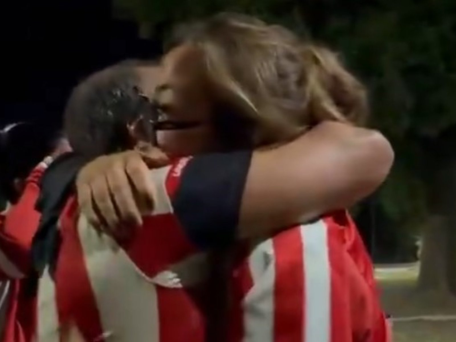 El emotivo abrazo de Brenda Bianchi con los hinchas de Estudiantes :: Olé