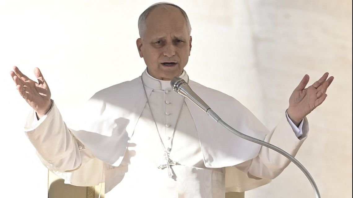 El papa León XIV prohíbe usar IA para escribir sermones: “La fe no puede generarla una máquina”