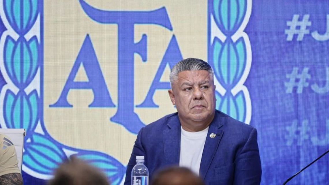 En medio de investigaciones judiciales, la AFA detiene el torneo y profundiza el conflicto político