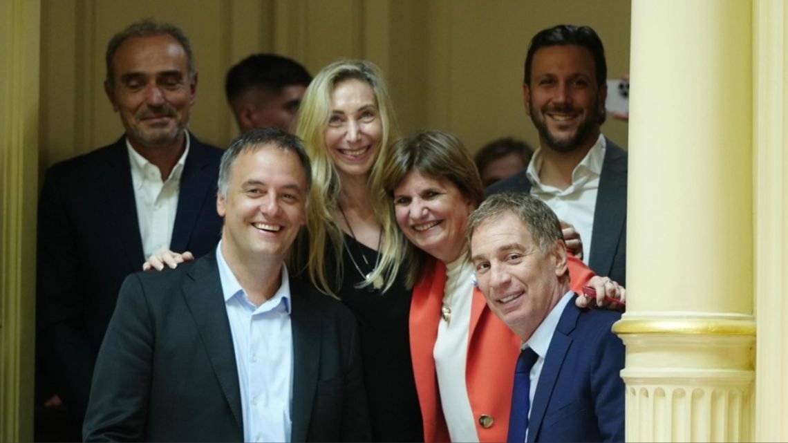 Entre risas, abrazos y tuits, el Gobierno celebró la media sanción de la Reforma Laboral