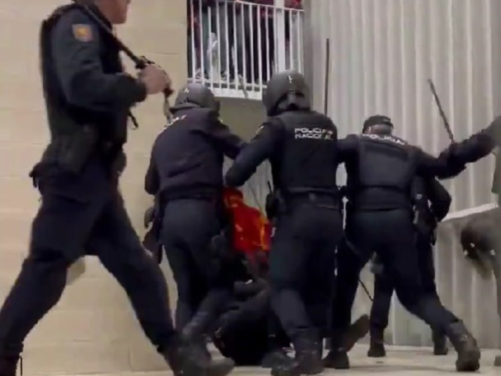 Escándalo en España: hinchas del Osasuna sufrieron una insólita represión policial :: Olé