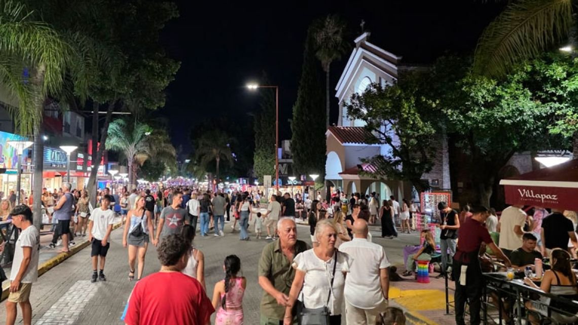 Fuerte denuncia del Arzobispado de Córdoba por trabajo en negro y menores vendiendo de noche en la temporada turística