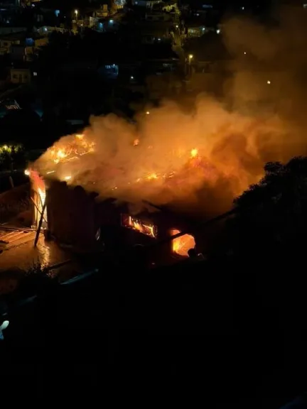 Incendio destruyó una vivienda en el barrio Pietrobelli