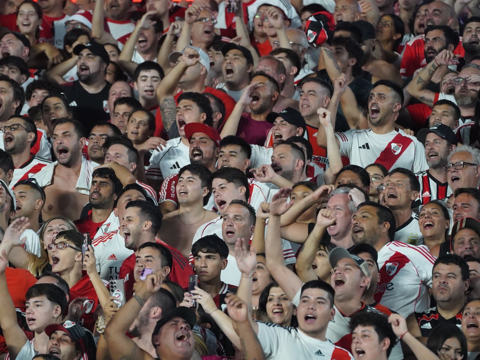 “Jugadores…”, el estallido en el Monumental tras el cuarto gol de Tigre a River
