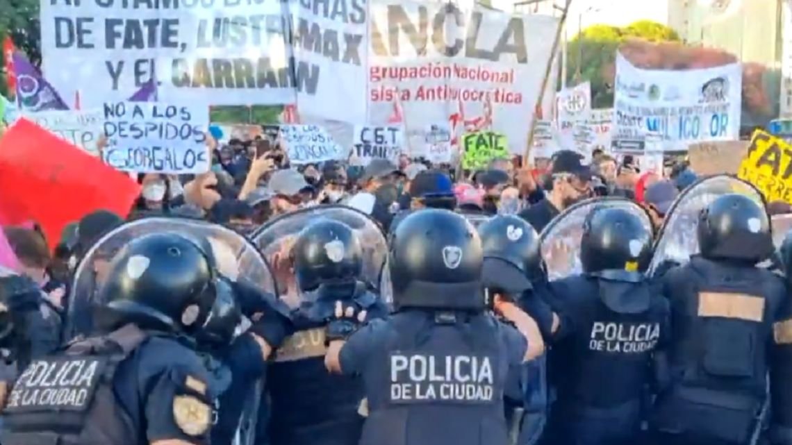 La Policía liberó la zona del Obelisco y los manifestantes marchan hacia el Congreso