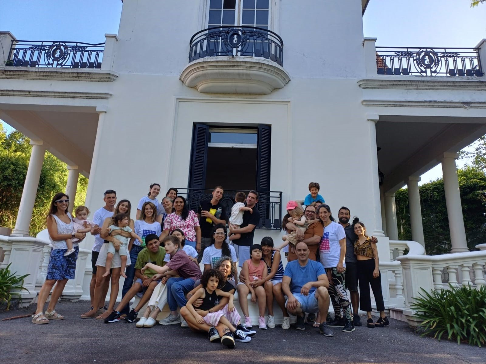 La enfermedad neurogenética poco frecuente donde la sonrisa de un niño esconde un diagnóstico