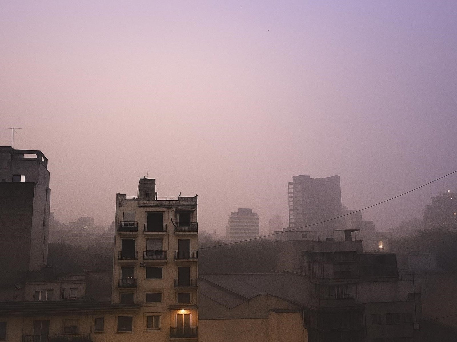 La tormenta llegó a la Ciudad y el Gran Buenos Aires con truenos, relámpagos y lluvias intensas