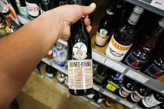 Ladrón le revoleó a comerciante chino una botella de fernet que le había robado y luego amenazó a la policía
