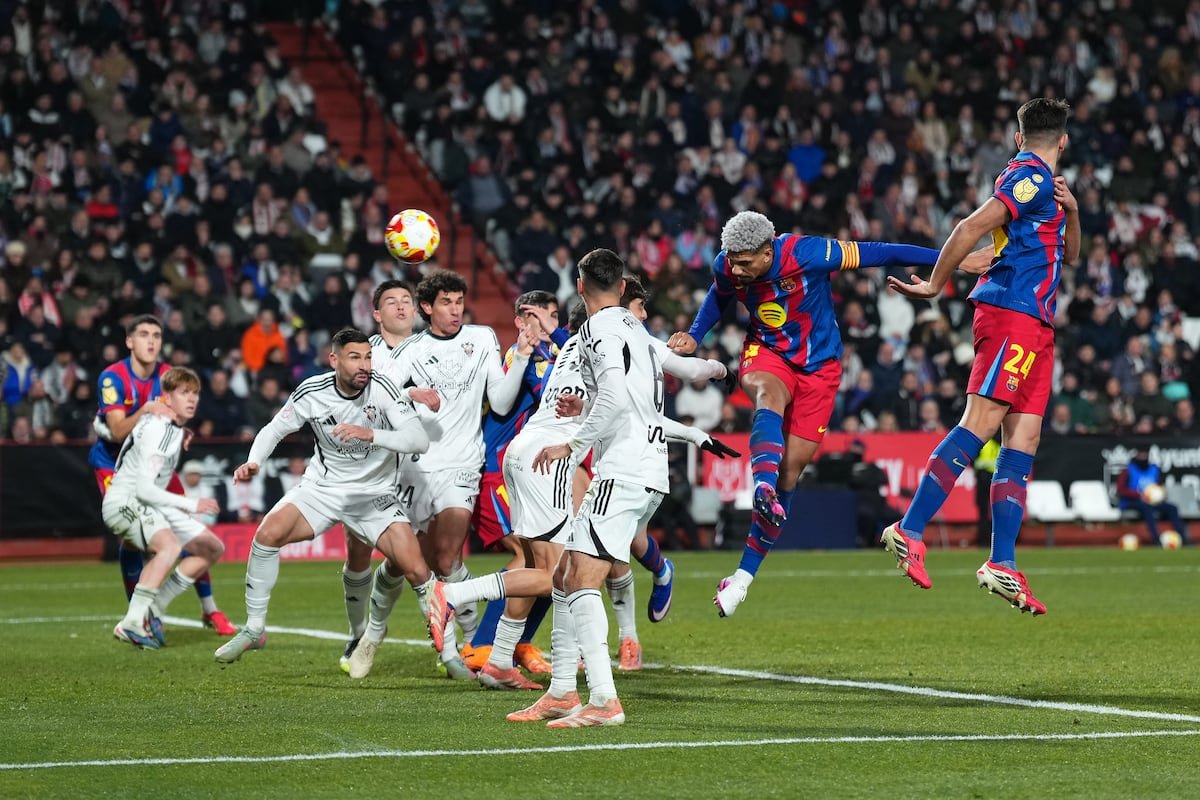 Araujo remata de cabeza el segundo gol del Barcelona, ayer en Albacete.