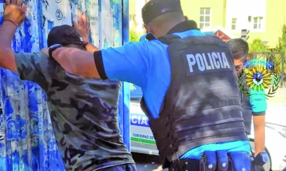 Lo amenazó con un arma blanca porque no quiso darle cigarrillos y terminó preso