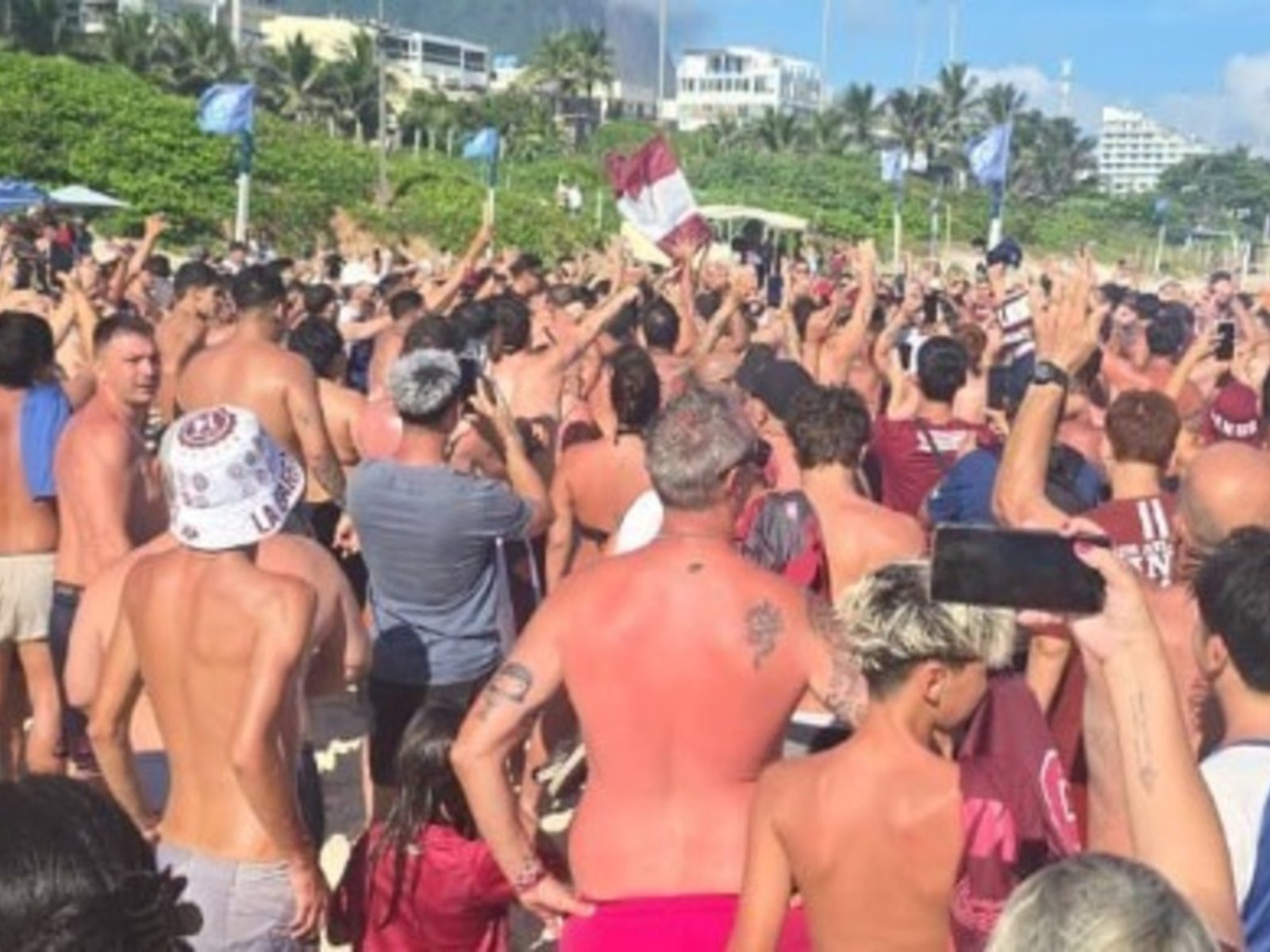 Los hinchas de Lanús coparon las playas de Río de Janeiro con un banderazo y van por la gloria en el Maracaná
