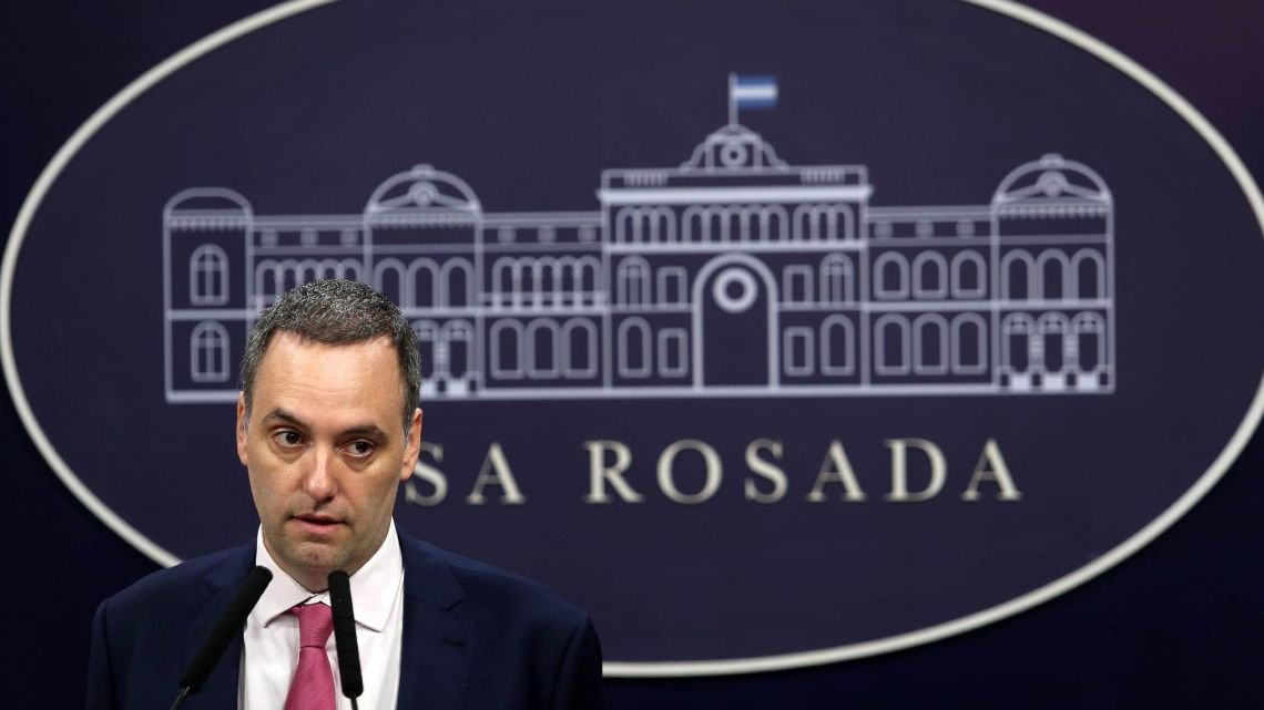 Manuel Adorni brindará una conferencia de prensa con Quirno tras la firma del acuerdo con Estados Unidos