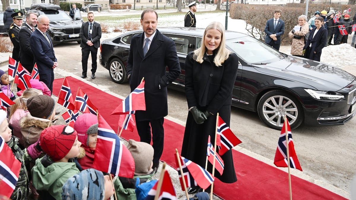 Mette-Marit, bajo la lupa: su prolongado contacto con el pederasta Epstein indigna a Noruega | Internacional