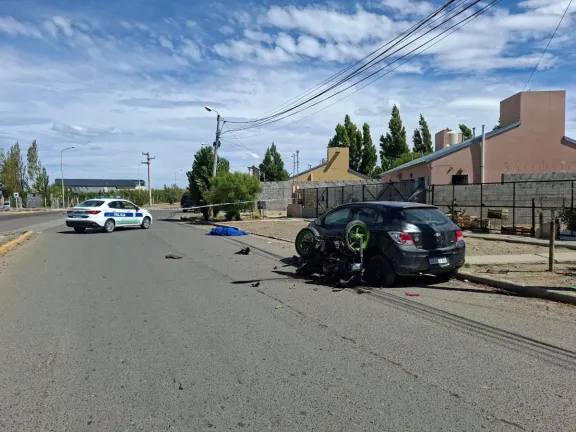 Murió el motociclista que chocó contra un auto estacionado en Km. 8