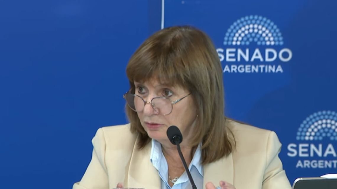 "No van a alcanzar los helicópteros para que se fuguen", fuerte cruce entre López y Bullrich