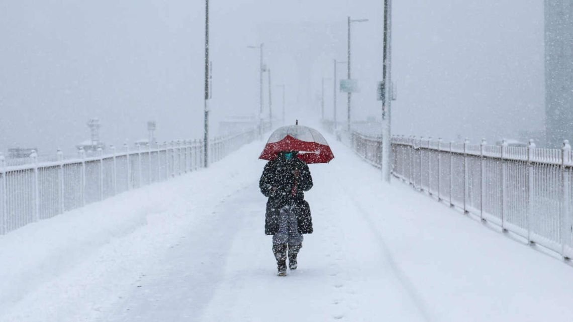 Nueva York habilitó el tránsito tras el récord de nieve y confirmó el regreso a las clases para este martes