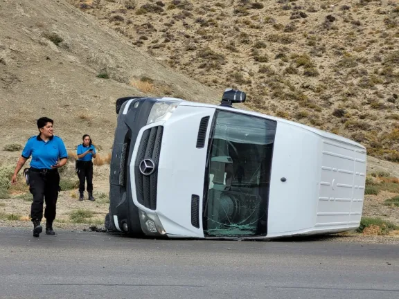 Perdió el control, cruzó de carril y volcó en el Camino Centenario