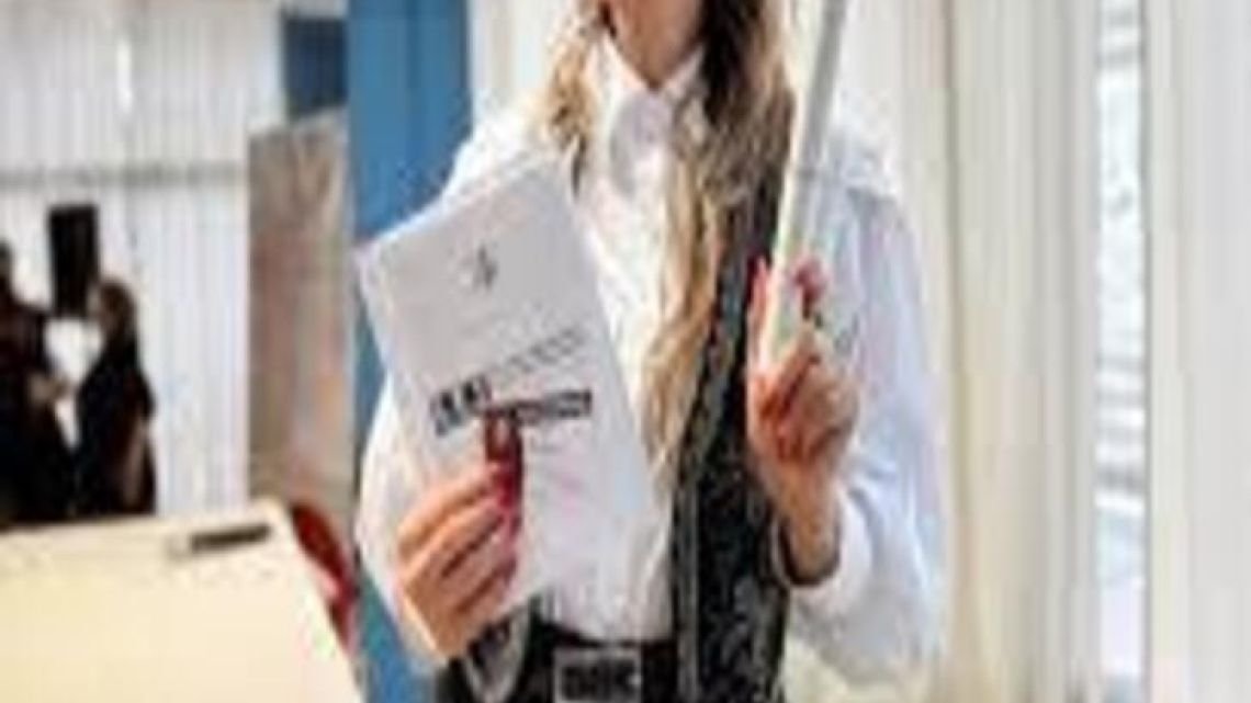 Piden que intervenga Cancillería por el caso de la abogada argentina detenida en Brasil por gestos racistas