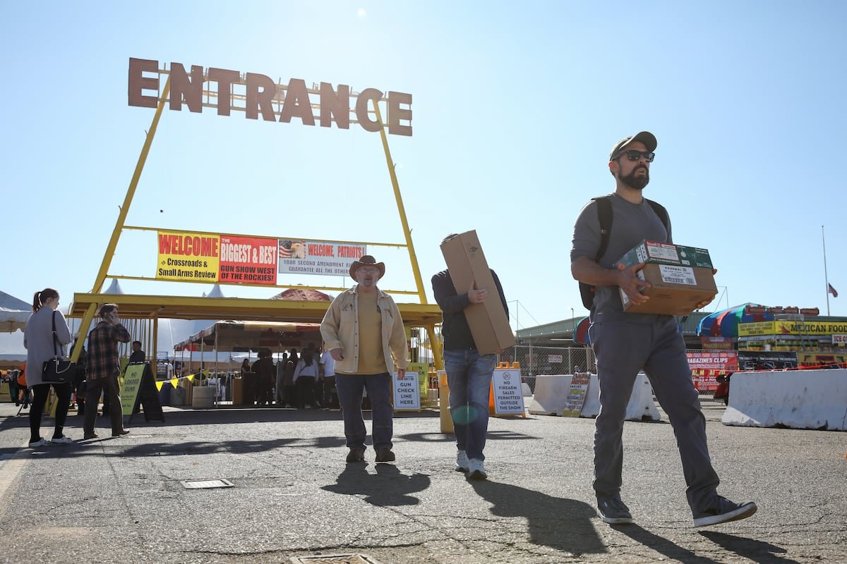 Reclutamiento por redes y pagos de hasta 14.000 dólares: una red trafica armas desde Arizona a México