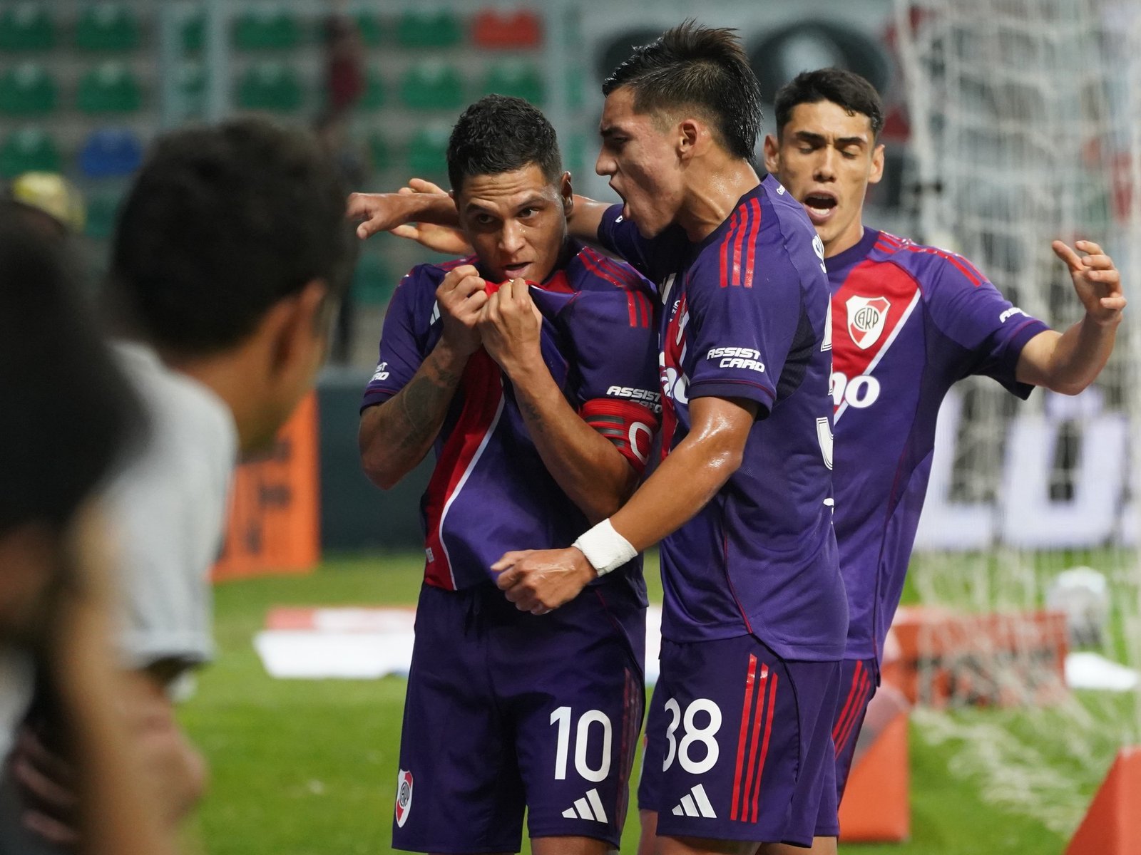 River jugó mal y encontró el bálsamo por un penal agónico de Juanfer Quintero para ganarle a Ciudad de Bolívar por Copa Argentina